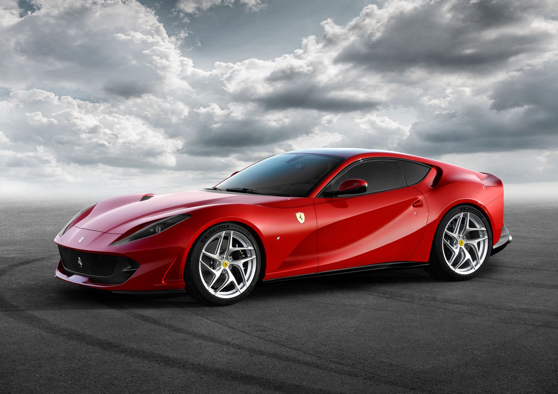 Ferrari 812 Superfast предлага 800 коня, V12 и спорно име